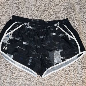 UA shorts with pockets/lining